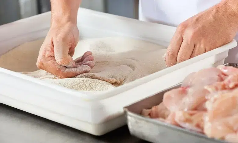 طريقة تنظيف الدجاج بالطحين