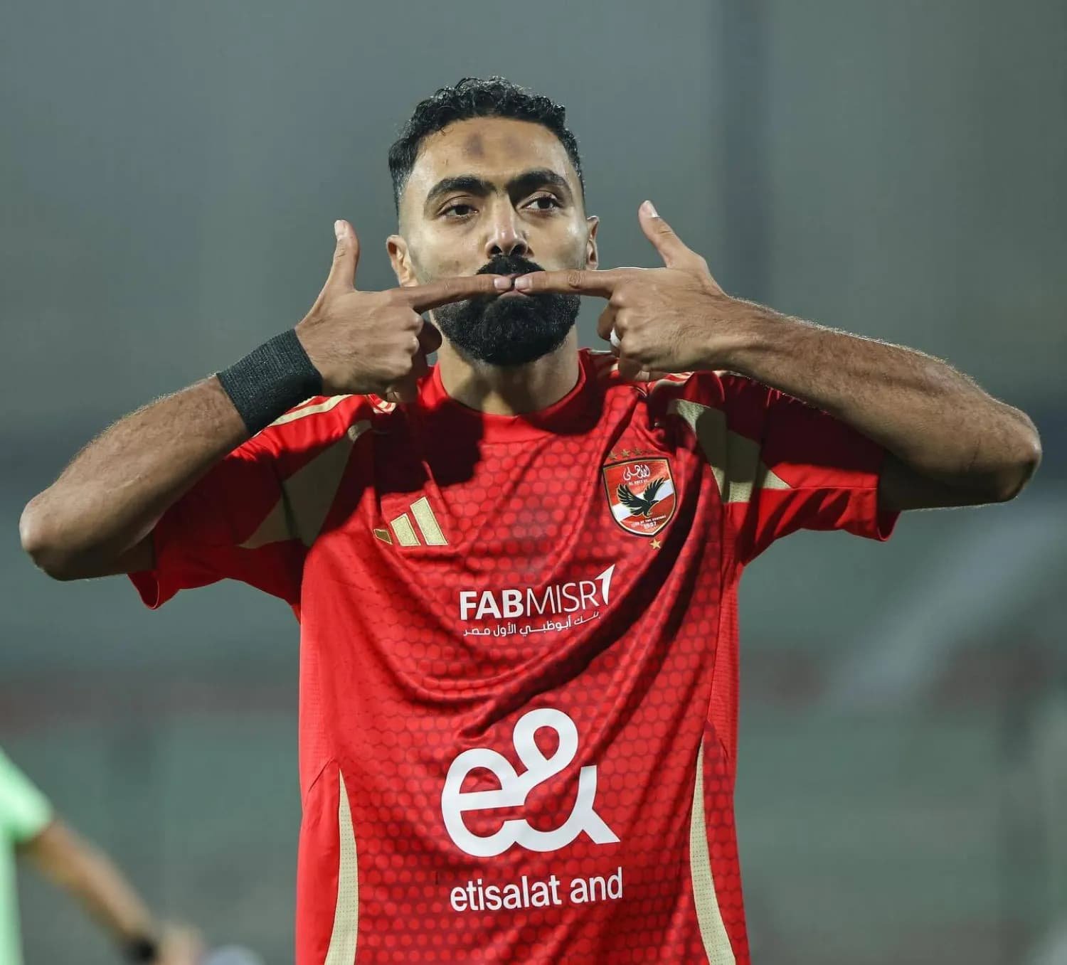 الأهلي يتفاوض مع حسين الشحات تفاصيل طلباته لتجديد عقده